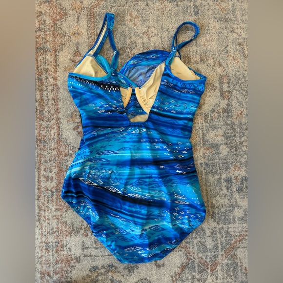 MIRACLESUIT Seraphina Size 16 One-Piece Swimsuit Blue Multi Print Underwire NWT - Picture 3 of 11